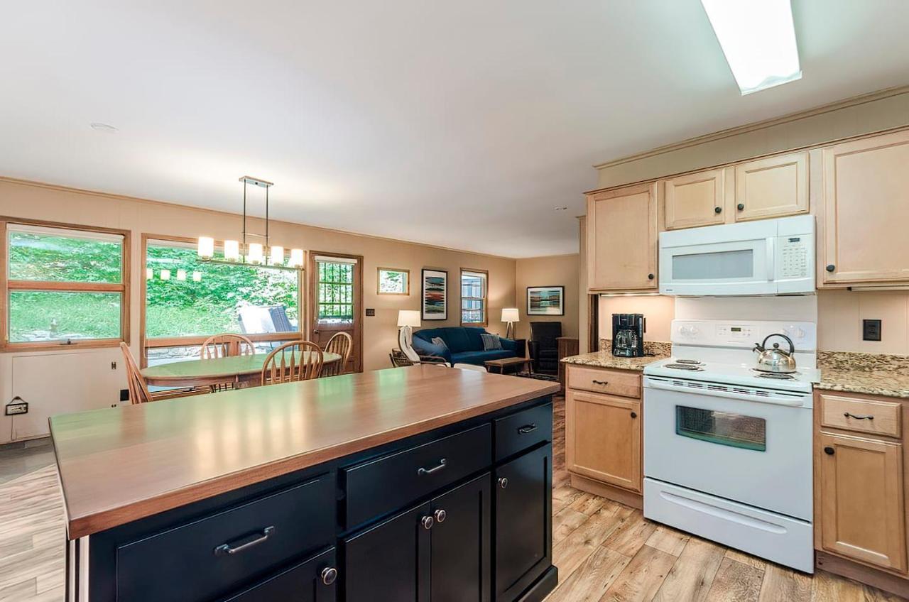 ברקלי ספרינגס Secluded Oasis W Hot Tub, Screened-In Porch, Wifi! מראה חיצוני תמונה