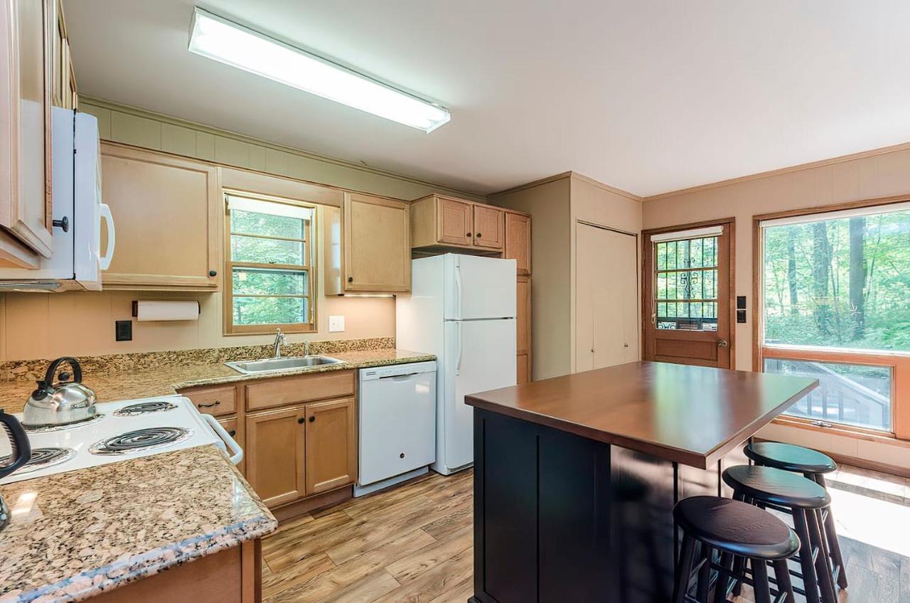 ברקלי ספרינגס Secluded Oasis W Hot Tub, Screened-In Porch, Wifi! מראה חיצוני תמונה