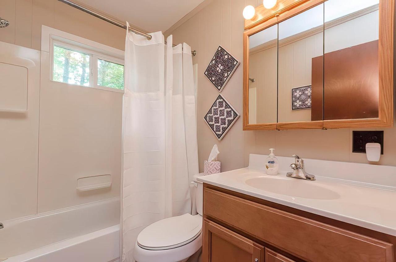 ברקלי ספרינגס Secluded Oasis W Hot Tub, Screened-In Porch, Wifi! מראה חיצוני תמונה